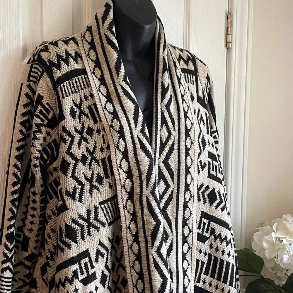 Black and Cream Patterned Open-Front Women’s Sweater - Picture 3 of 9